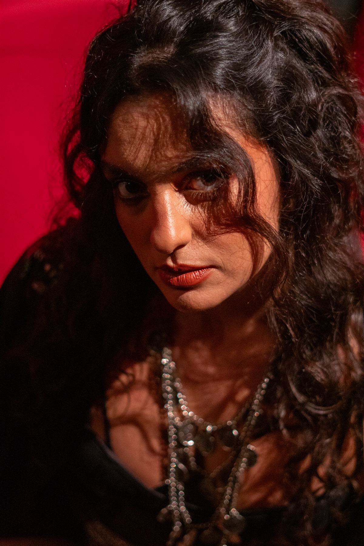 Retrato de Camila Paulucci no camarim do teatro